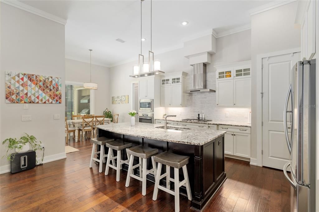 合同活跃: $1,049,000 (4 贝兹, 4 浴室, 3151 平方英尺)