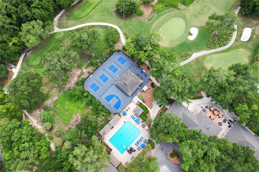 合同活跃: $1,025,000 (5 贝兹, 4 浴室, 3748 平方英尺)