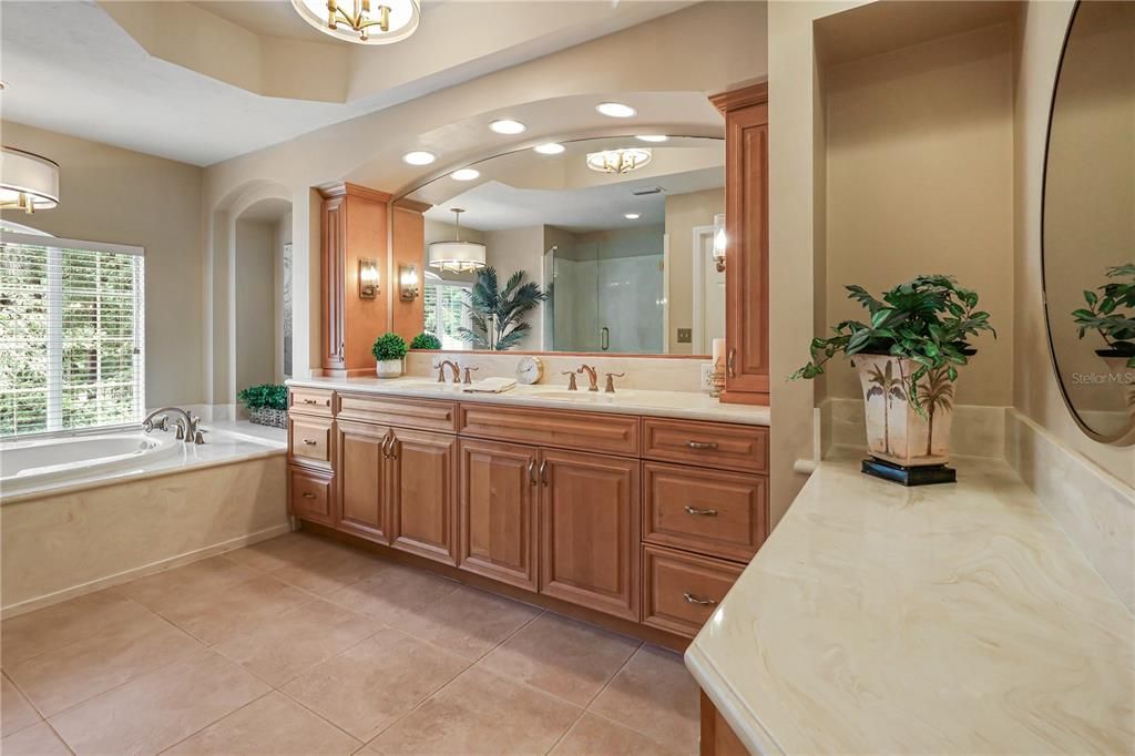 合同活跃: $1,025,000 (5 贝兹, 4 浴室, 3748 平方英尺)