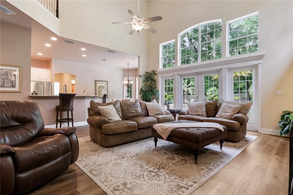 合同活跃: $1,025,000 (5 贝兹, 4 浴室, 3748 平方英尺)