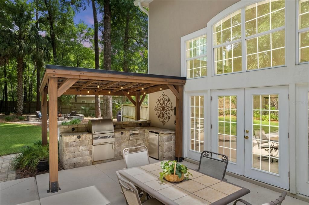 合同活跃: $1,025,000 (5 贝兹, 4 浴室, 3748 平方英尺)