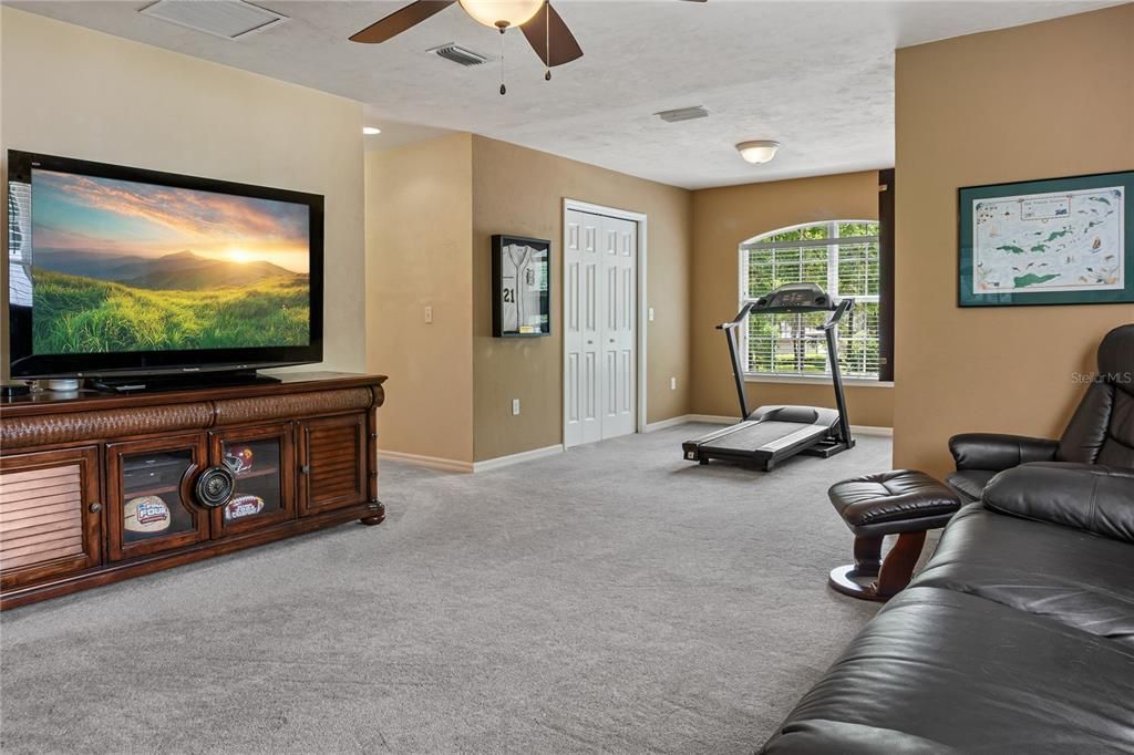 合同活跃: $1,025,000 (5 贝兹, 4 浴室, 3748 平方英尺)