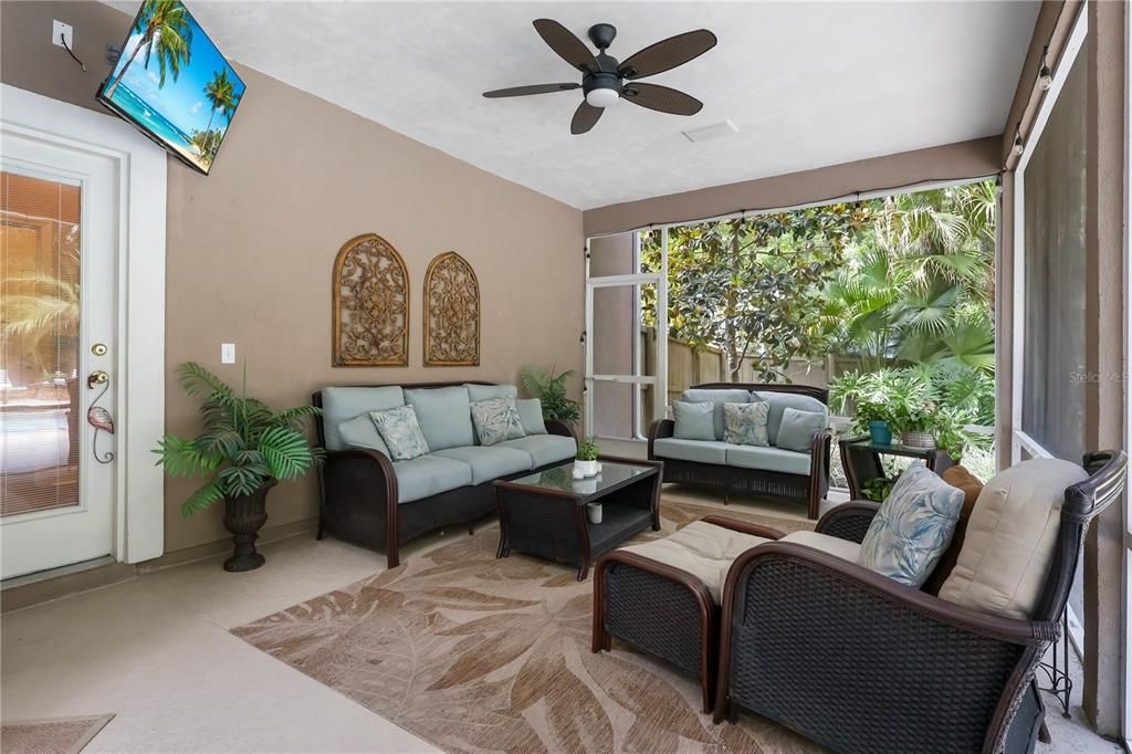 合同活跃: $1,025,000 (5 贝兹, 4 浴室, 3748 平方英尺)