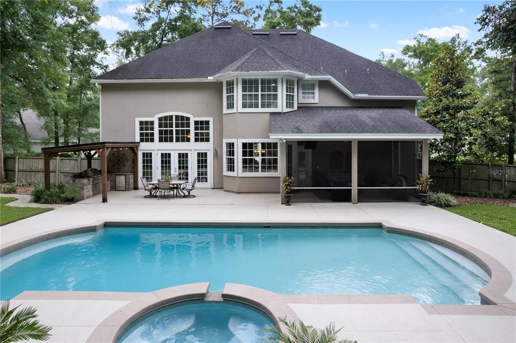 合同活跃: $1,025,000 (5 贝兹, 4 浴室, 3748 平方英尺)