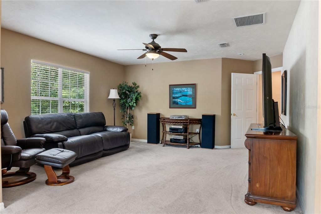 合同活跃: $1,025,000 (5 贝兹, 4 浴室, 3748 平方英尺)