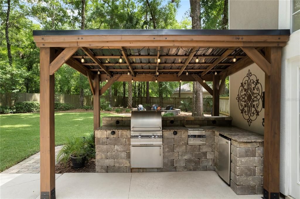 合同活跃: $1,025,000 (5 贝兹, 4 浴室, 3748 平方英尺)