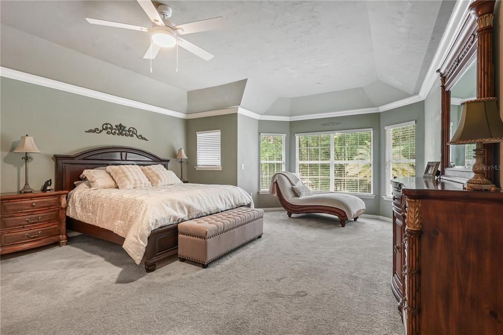 合同活跃: $1,025,000 (5 贝兹, 4 浴室, 3748 平方英尺)