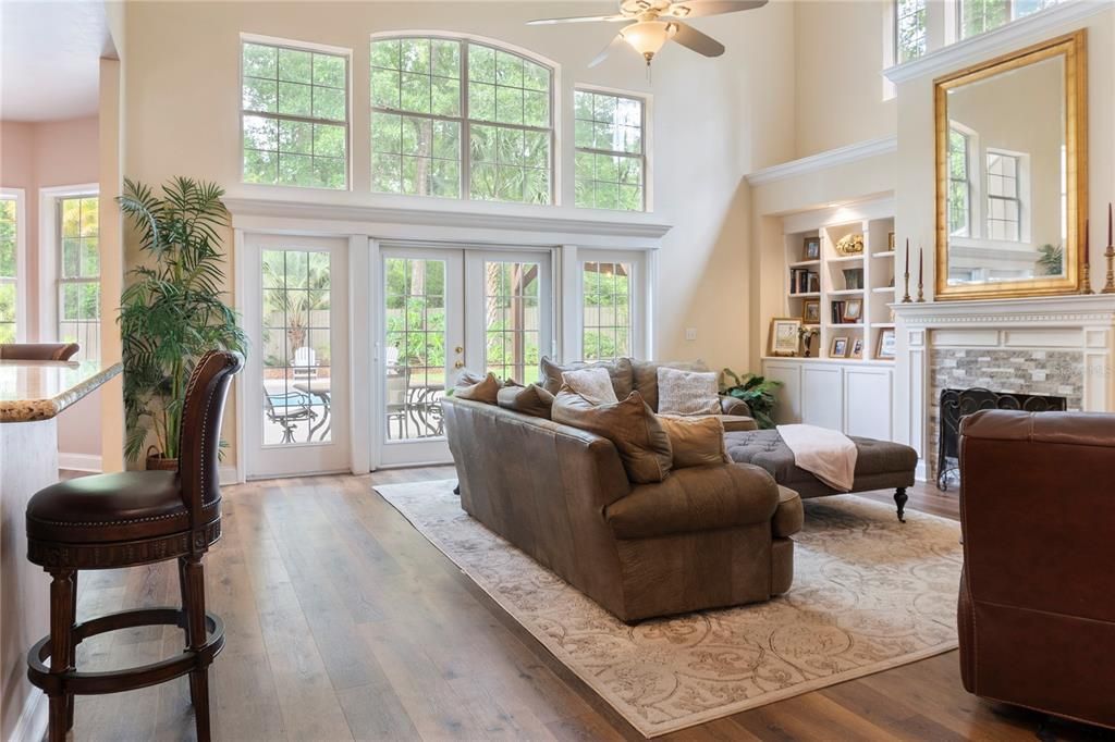 合同活跃: $1,025,000 (5 贝兹, 4 浴室, 3748 平方英尺)