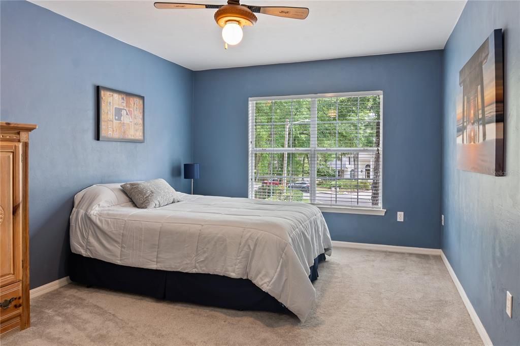 合同活跃: $1,025,000 (5 贝兹, 4 浴室, 3748 平方英尺)