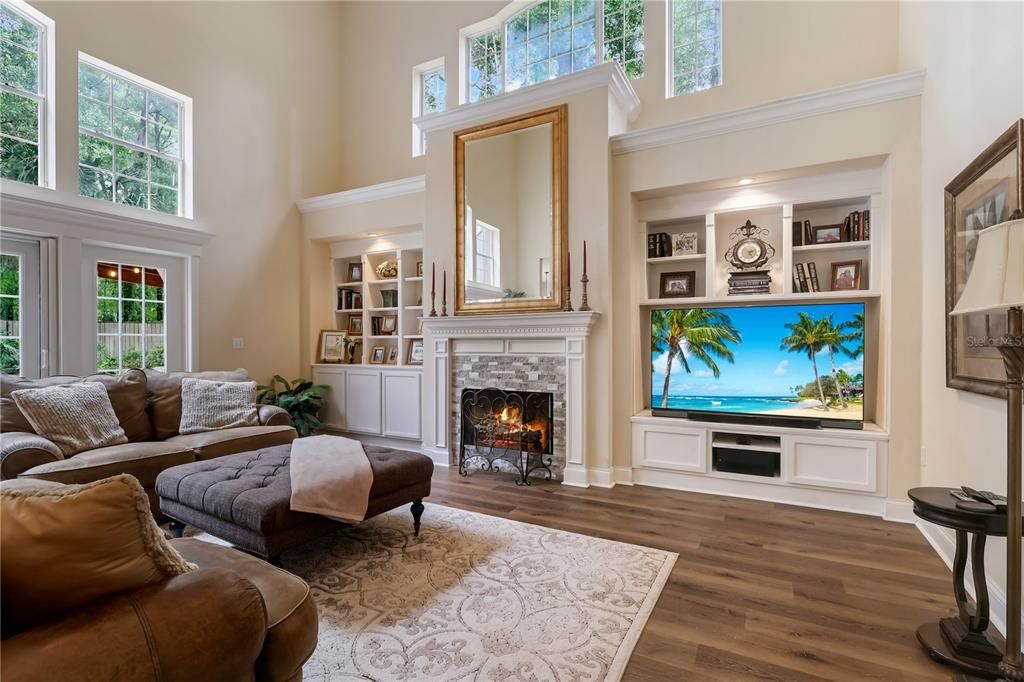 合同活跃: $1,025,000 (5 贝兹, 4 浴室, 3748 平方英尺)