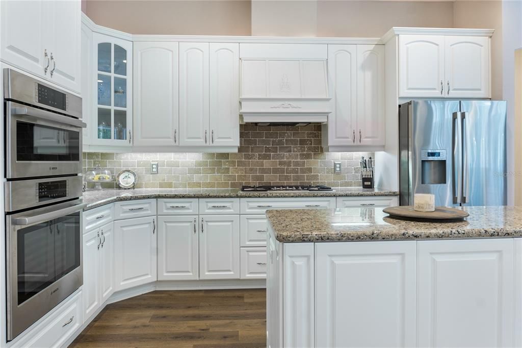 合同活跃: $1,025,000 (5 贝兹, 4 浴室, 3748 平方英尺)