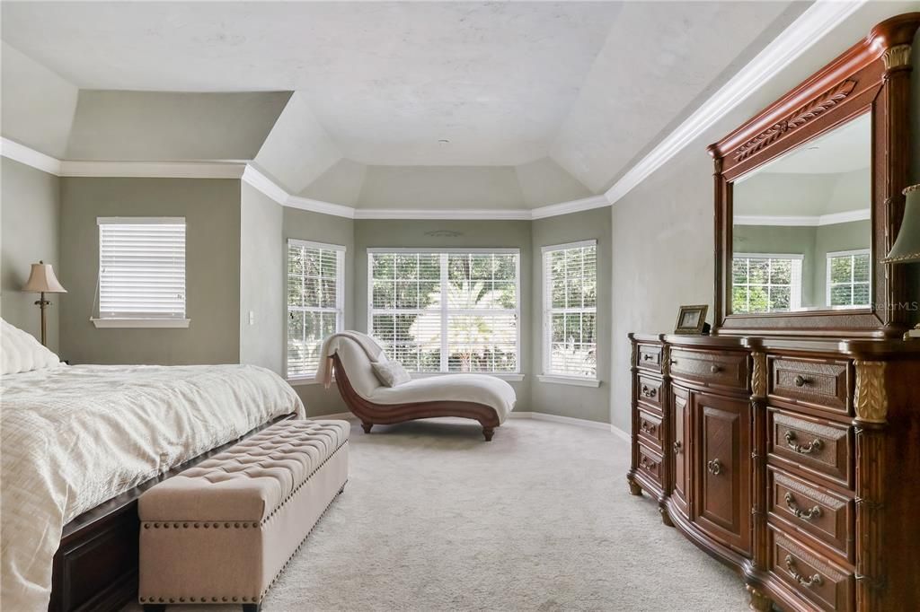 合同活跃: $1,025,000 (5 贝兹, 4 浴室, 3748 平方英尺)