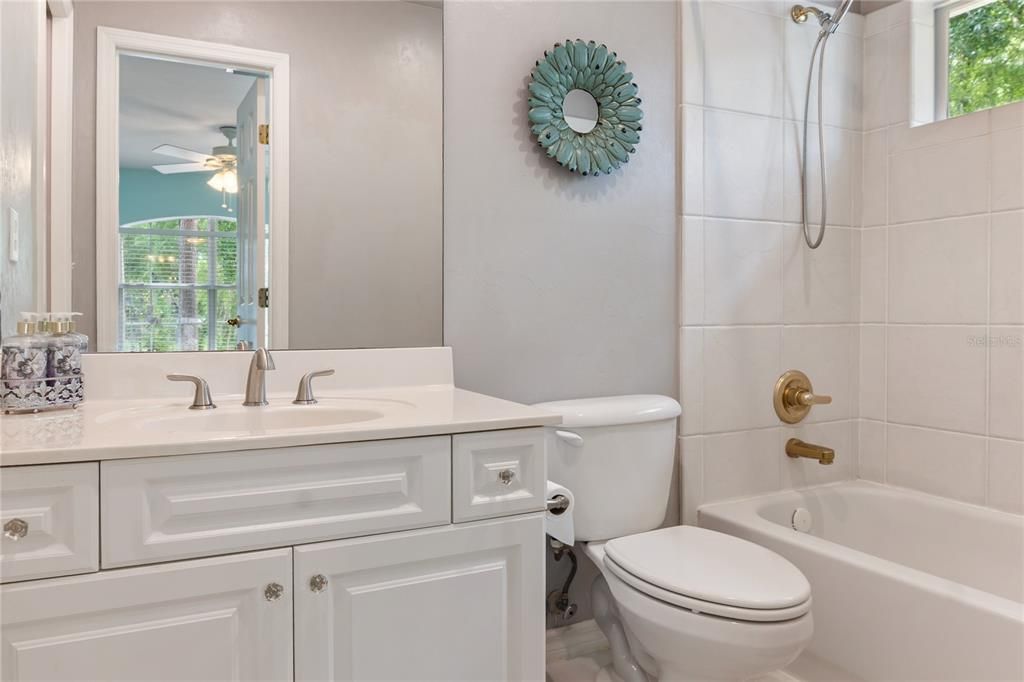 合同活跃: $1,025,000 (5 贝兹, 4 浴室, 3748 平方英尺)