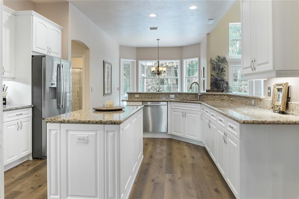 合同活跃: $1,025,000 (5 贝兹, 4 浴室, 3748 平方英尺)