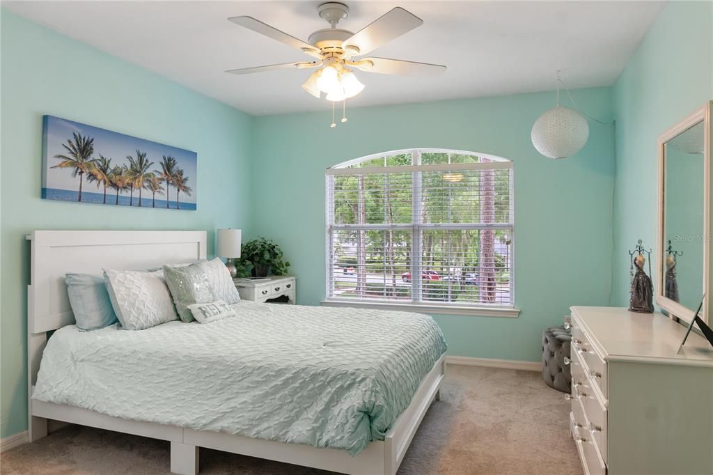 合同活跃: $1,025,000 (5 贝兹, 4 浴室, 3748 平方英尺)