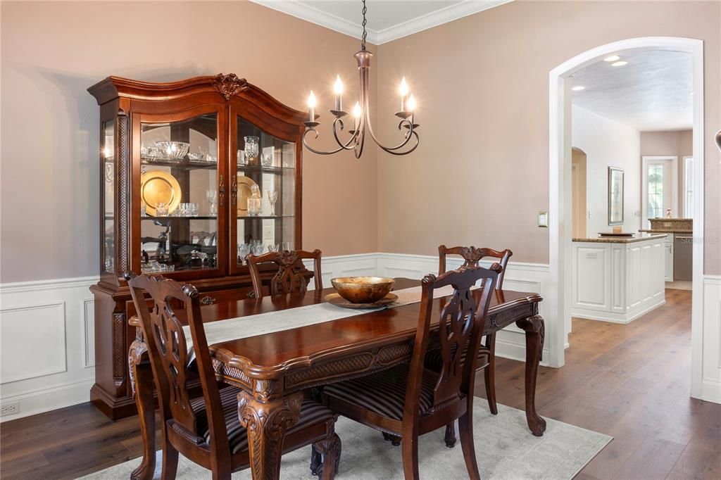 合同活跃: $1,025,000 (5 贝兹, 4 浴室, 3748 平方英尺)