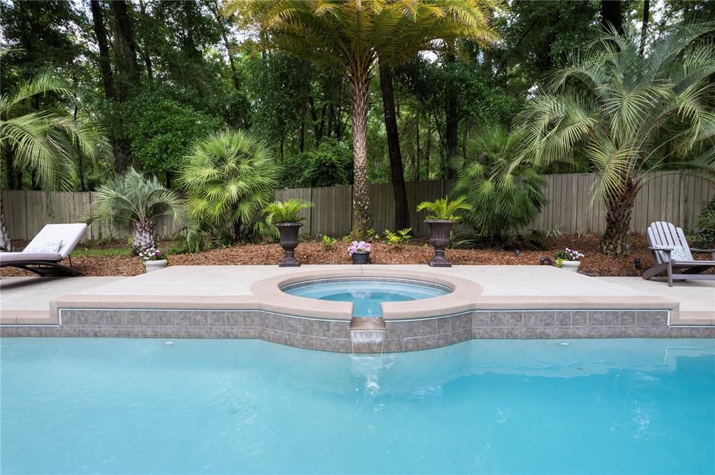 合同活跃: $1,025,000 (5 贝兹, 4 浴室, 3748 平方英尺)