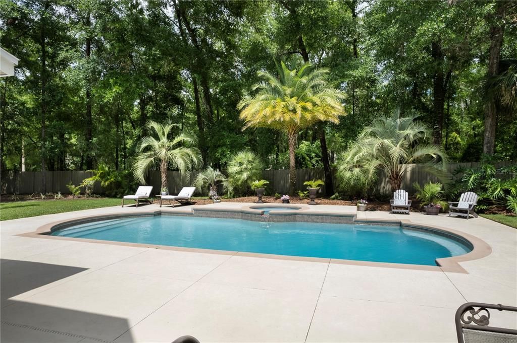 合同活跃: $1,025,000 (5 贝兹, 4 浴室, 3748 平方英尺)