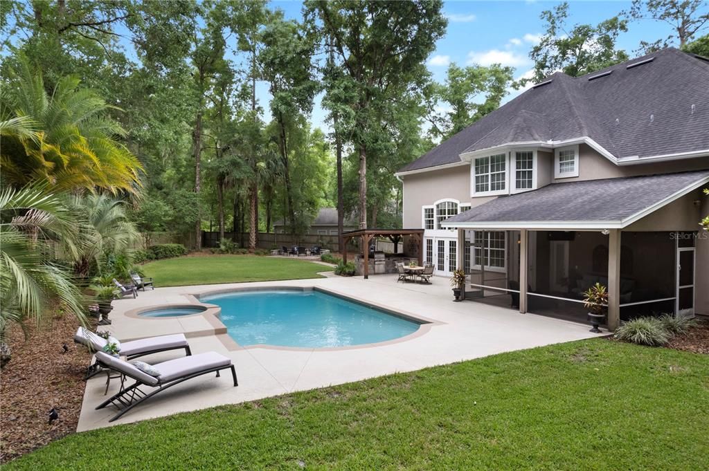 合同活跃: $1,025,000 (5 贝兹, 4 浴室, 3748 平方英尺)