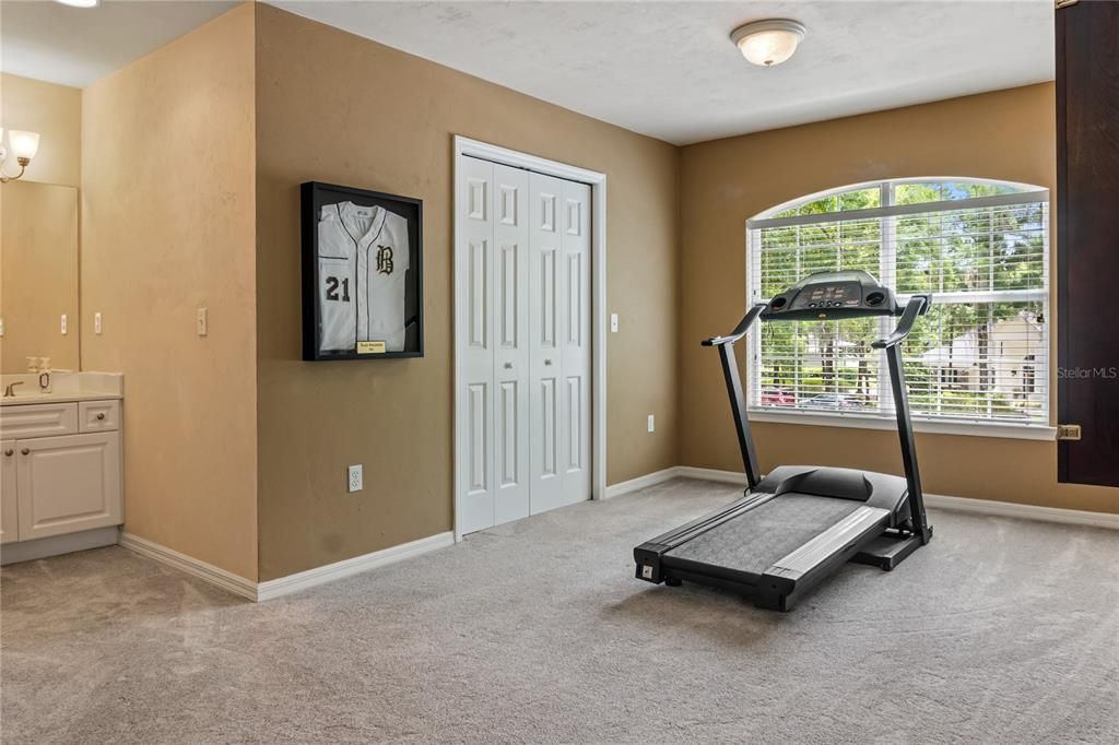 合同活跃: $1,025,000 (5 贝兹, 4 浴室, 3748 平方英尺)