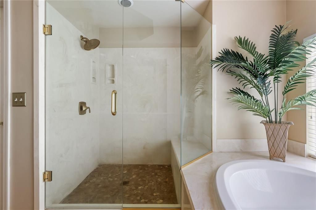 合同活跃: $1,025,000 (5 贝兹, 4 浴室, 3748 平方英尺)