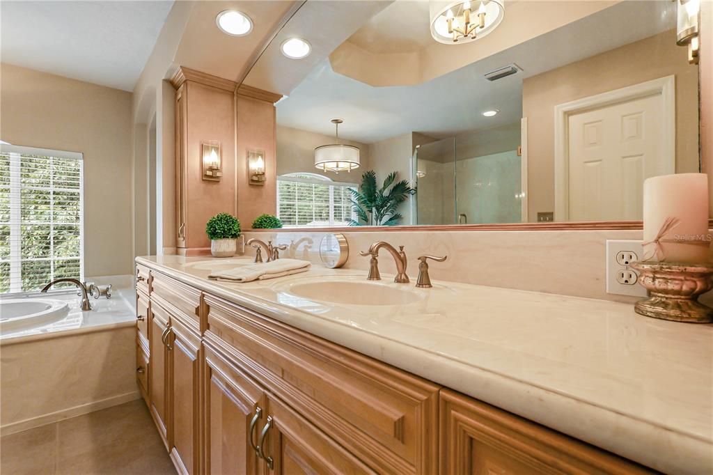 合同活跃: $1,025,000 (5 贝兹, 4 浴室, 3748 平方英尺)