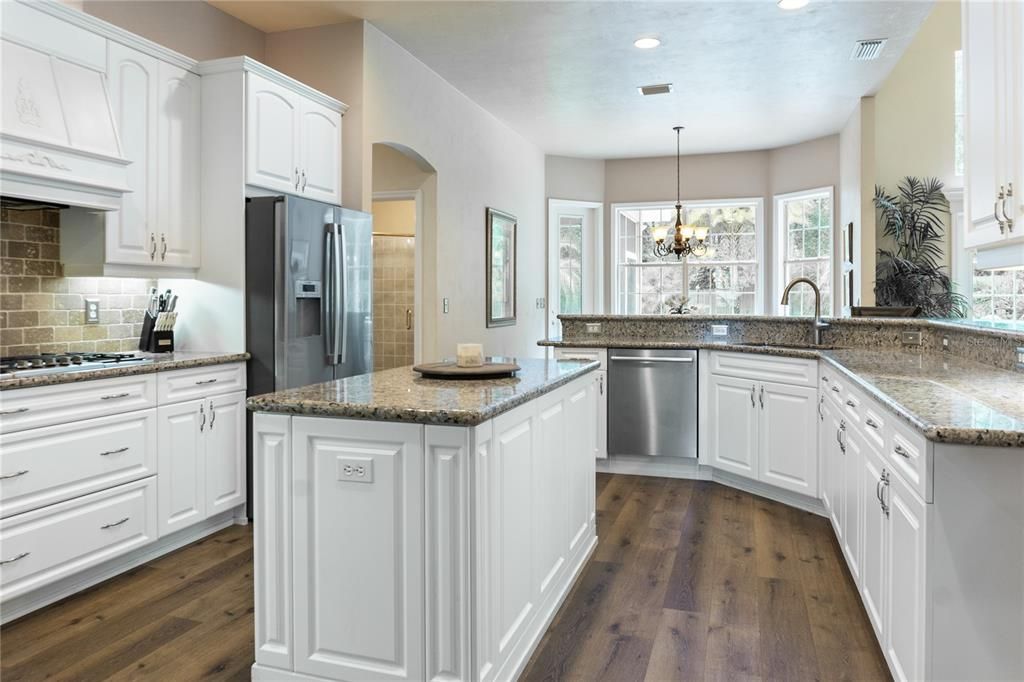 合同活跃: $1,025,000 (5 贝兹, 4 浴室, 3748 平方英尺)