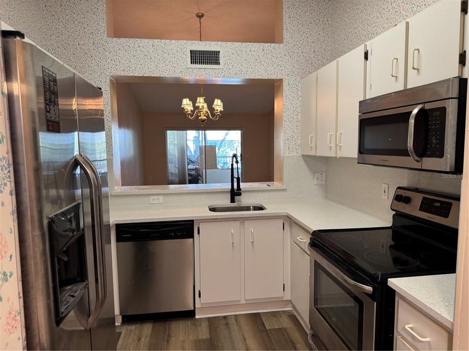 На продажу: $180,000 (2 спален, 2 ванн, 1250 Квадратных фут)