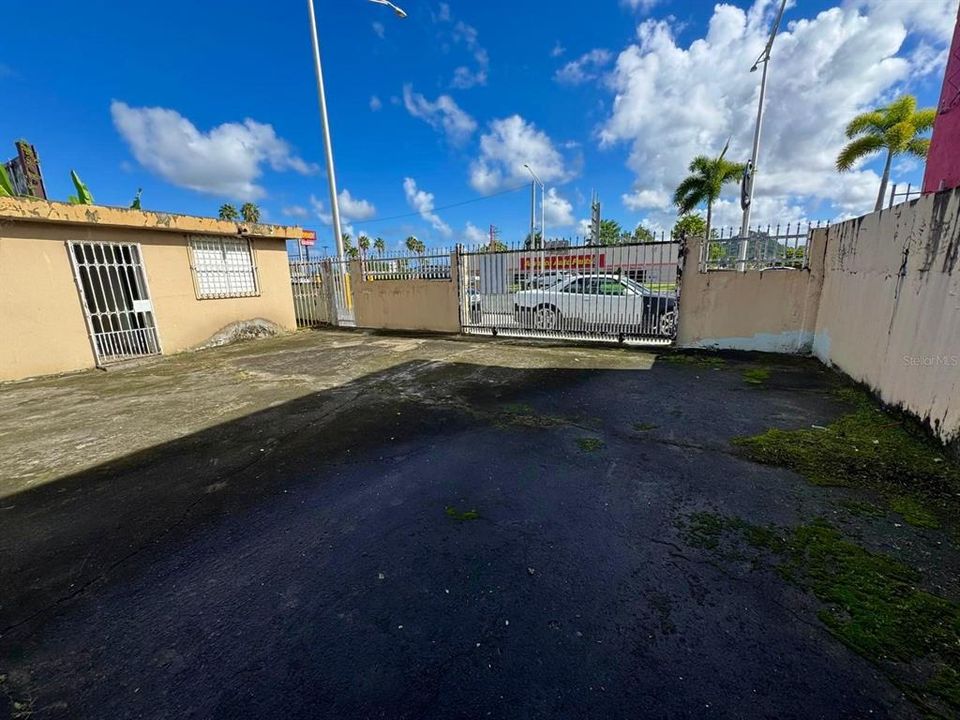 For Sale: $325,000 (4 beds, 2 baths, 1800 Square Feet)