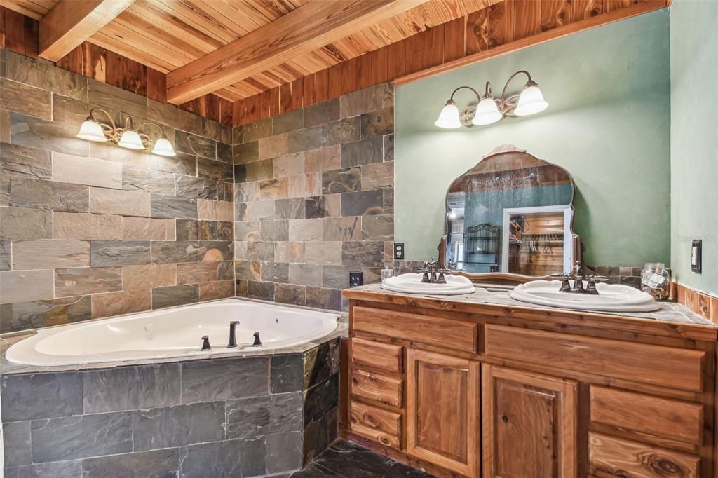 For Sale: $799,900 (5 beds, 2 baths, 3467 Square Feet)