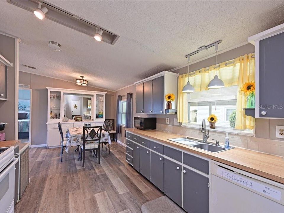 Active With Contract: $195,000 (3 beds, 2 baths, 1456 Square Feet)