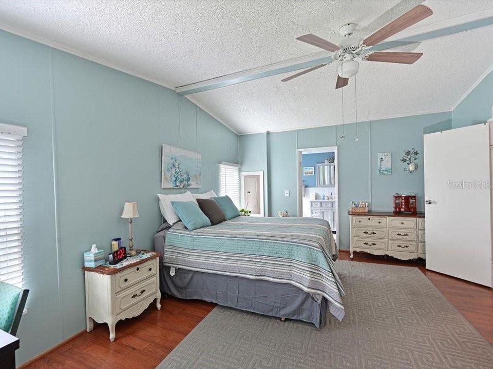 Active With Contract: $195,000 (3 beds, 2 baths, 1456 Square Feet)