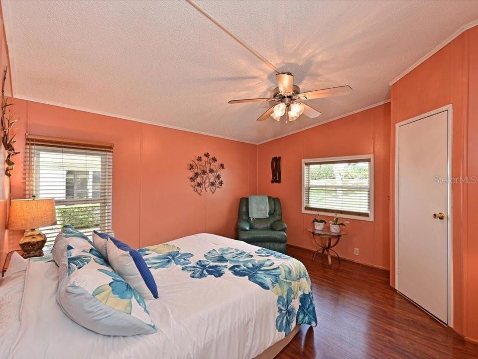 Active With Contract: $195,000 (3 beds, 2 baths, 1456 Square Feet)