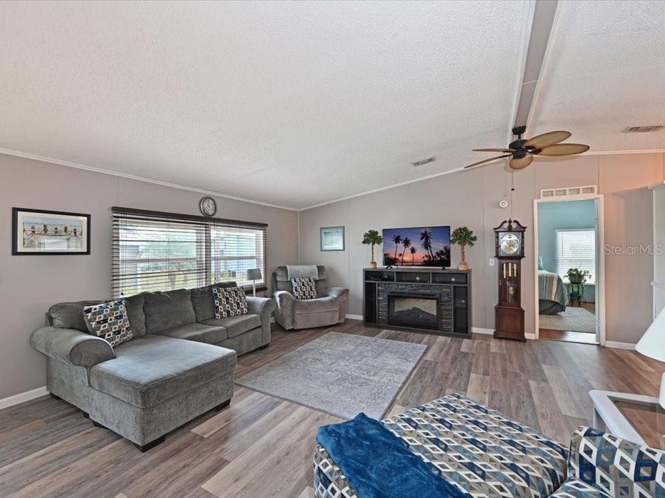 Active With Contract: $195,000 (3 beds, 2 baths, 1456 Square Feet)