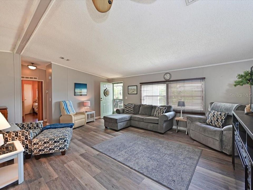 Active With Contract: $195,000 (3 beds, 2 baths, 1456 Square Feet)