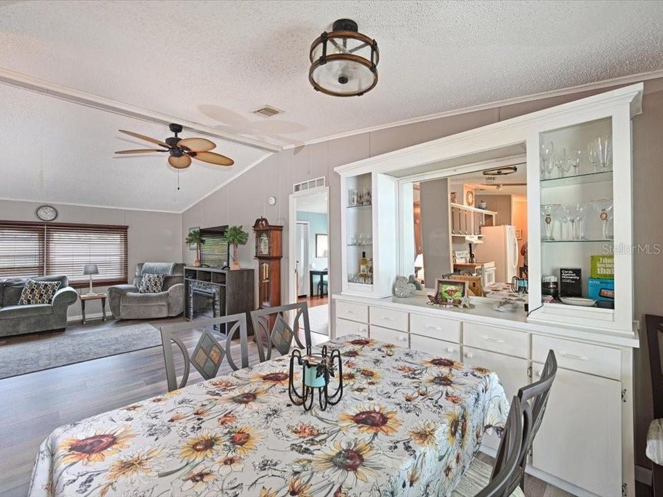 Active With Contract: $195,000 (3 beds, 2 baths, 1456 Square Feet)