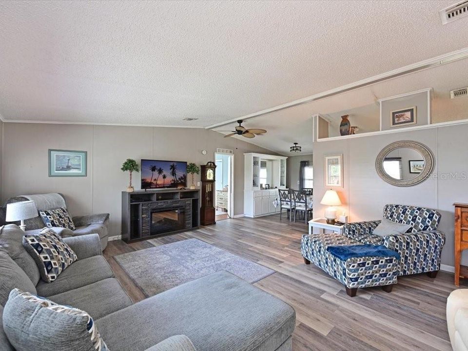 Active With Contract: $195,000 (3 beds, 2 baths, 1456 Square Feet)