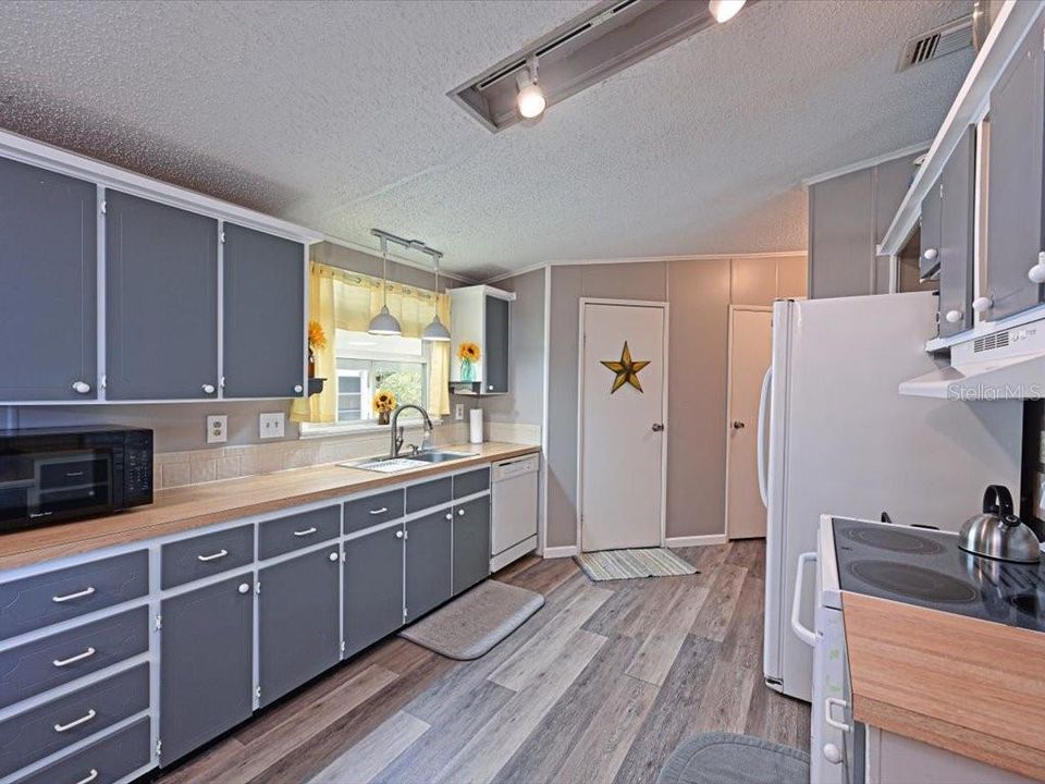 Active With Contract: $195,000 (3 beds, 2 baths, 1456 Square Feet)