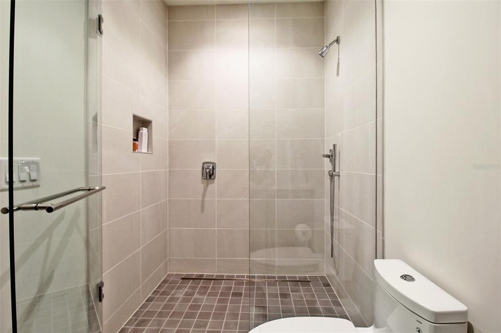 В аренду: $25,000 (1 спален, 2 ванн, 1600 Квадратных фут)