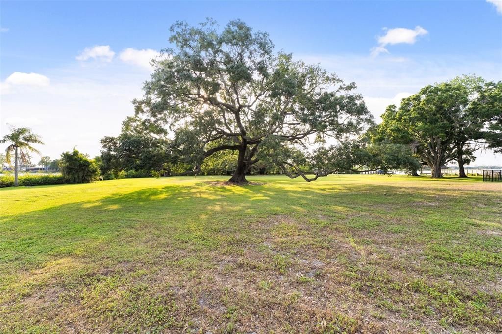 Под контрактом: $2,250,000 (2.73 acres)