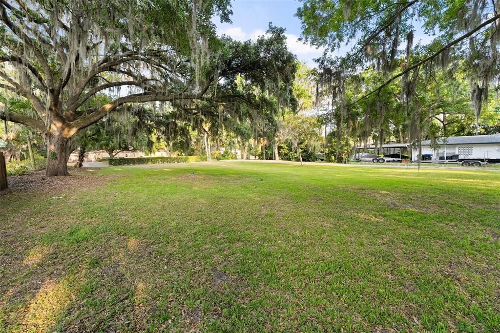 Под контрактом: $2,250,000 (2.73 acres)