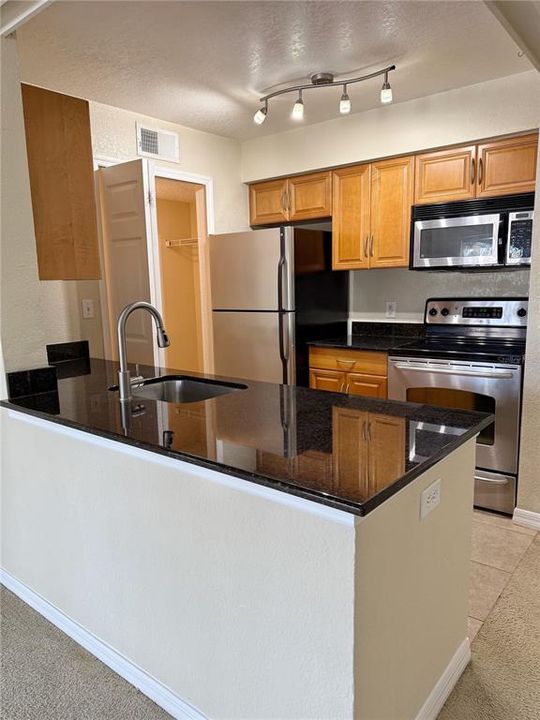 待售: $164,900 (1 贝兹, 1 浴室, 1178 平方英尺)