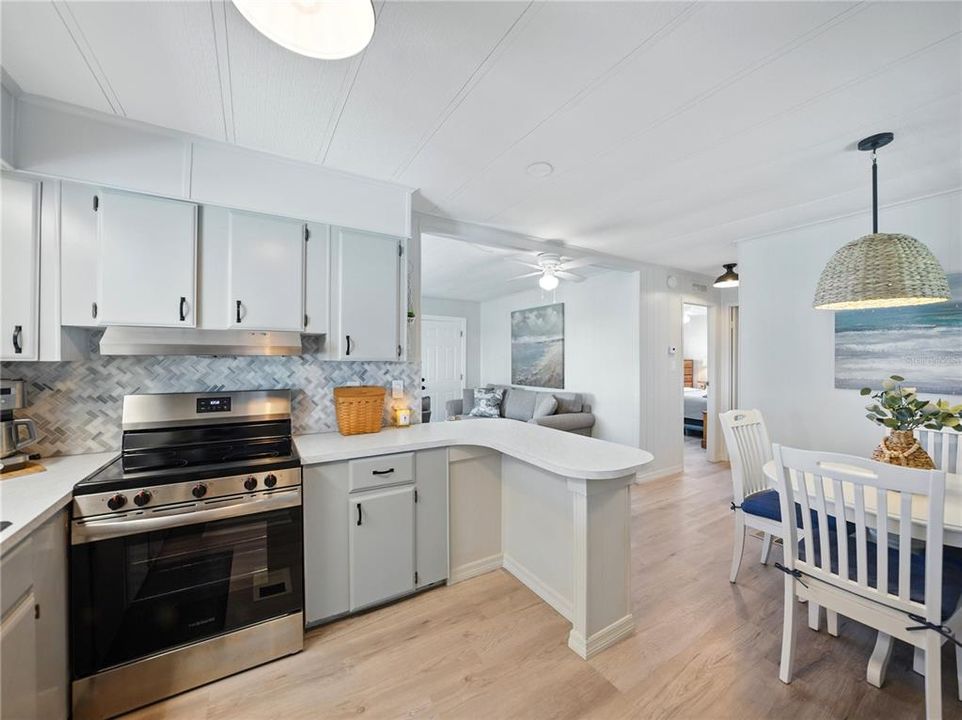 合同活跃: $166,000 (2 贝兹, 2 浴室, 1152 平方英尺)