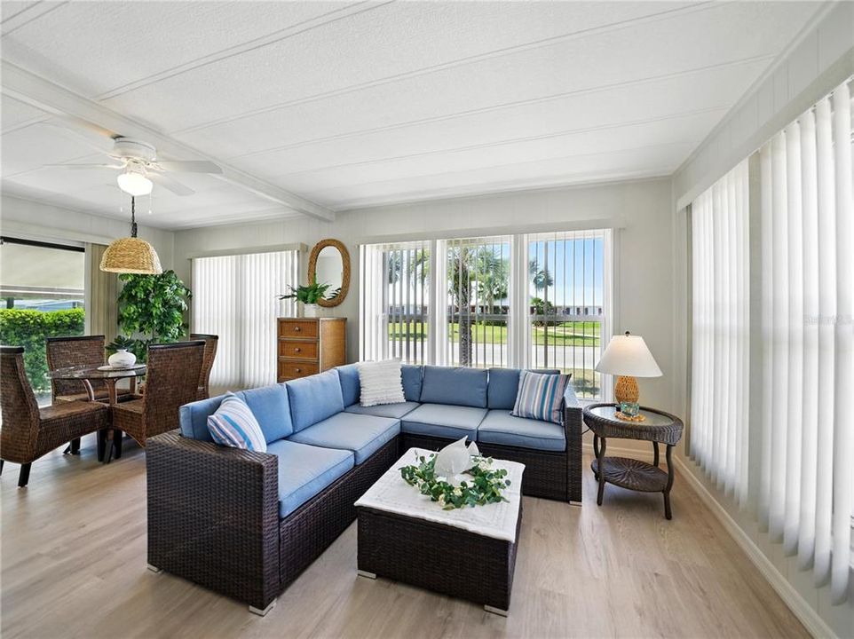 合同活跃: $166,000 (2 贝兹, 2 浴室, 1152 平方英尺)