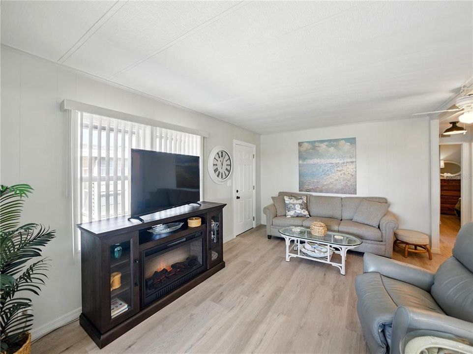 合同活跃: $166,000 (2 贝兹, 2 浴室, 1152 平方英尺)