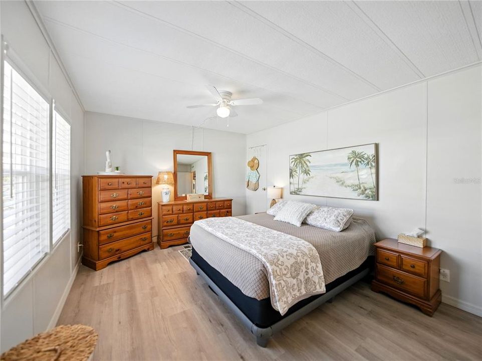 合同活跃: $166,000 (2 贝兹, 2 浴室, 1152 平方英尺)