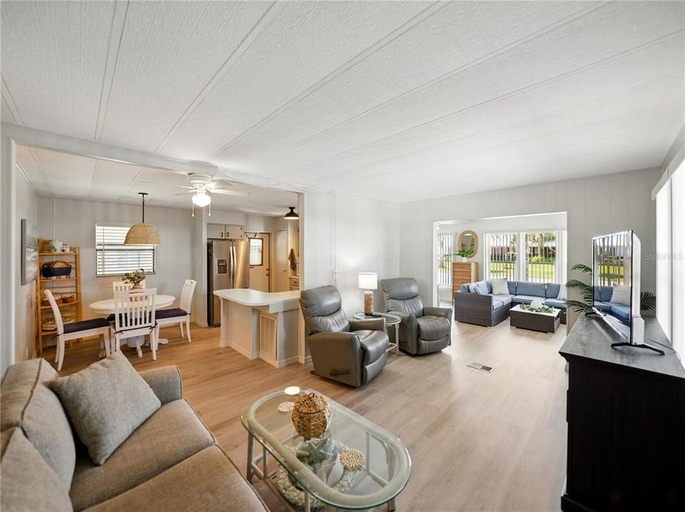 合同活跃: $166,000 (2 贝兹, 2 浴室, 1152 平方英尺)