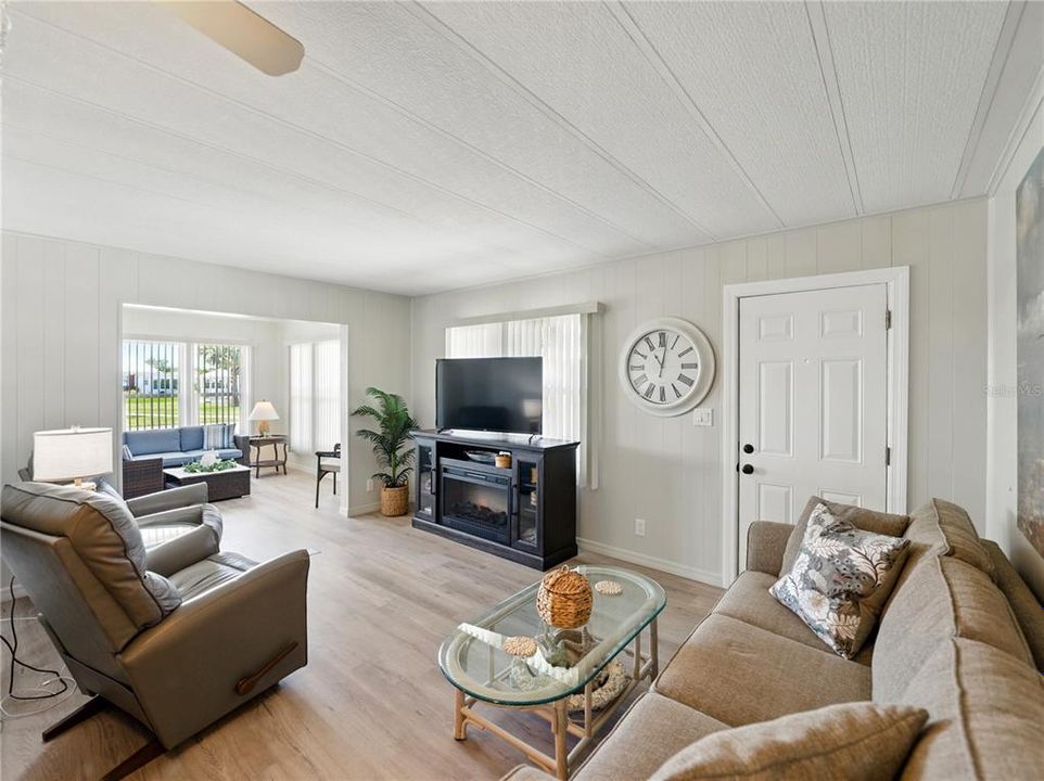 合同活跃: $166,000 (2 贝兹, 2 浴室, 1152 平方英尺)