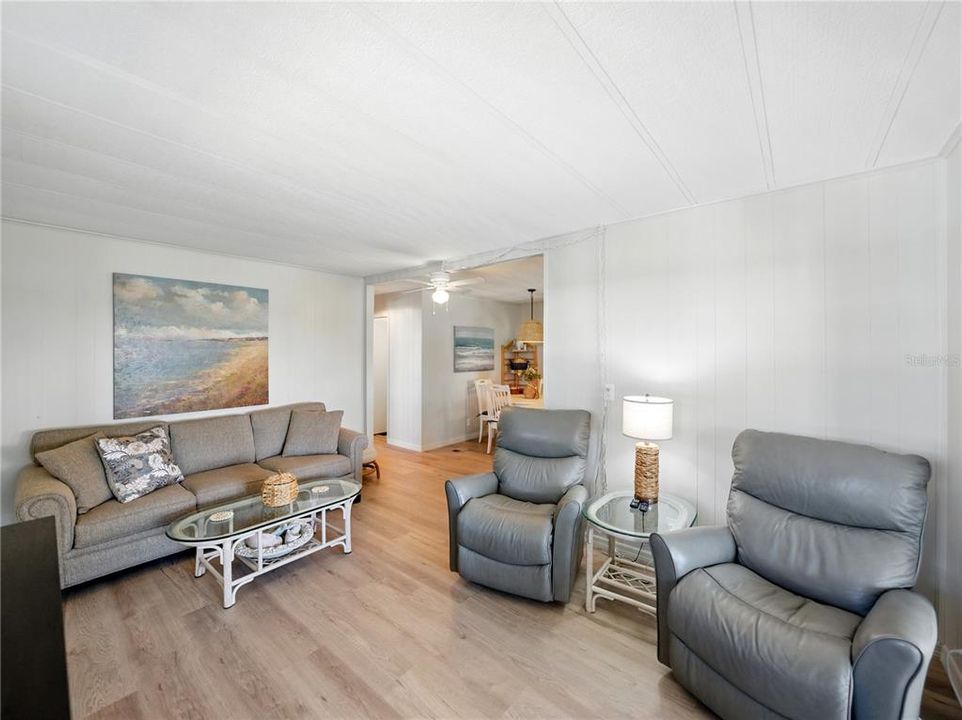 合同活跃: $166,000 (2 贝兹, 2 浴室, 1152 平方英尺)