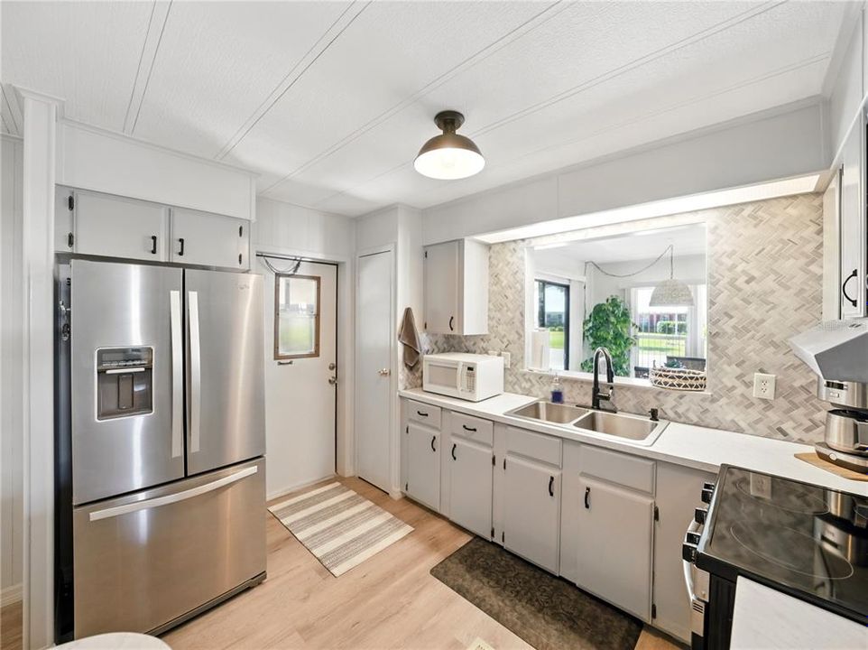 合同活跃: $166,000 (2 贝兹, 2 浴室, 1152 平方英尺)